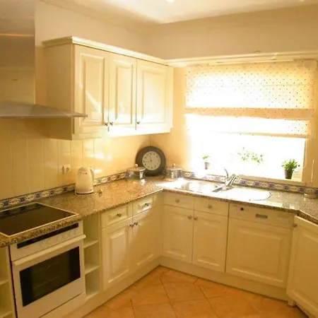 Βίλα Sleeps 6 Pool Air Con T607829